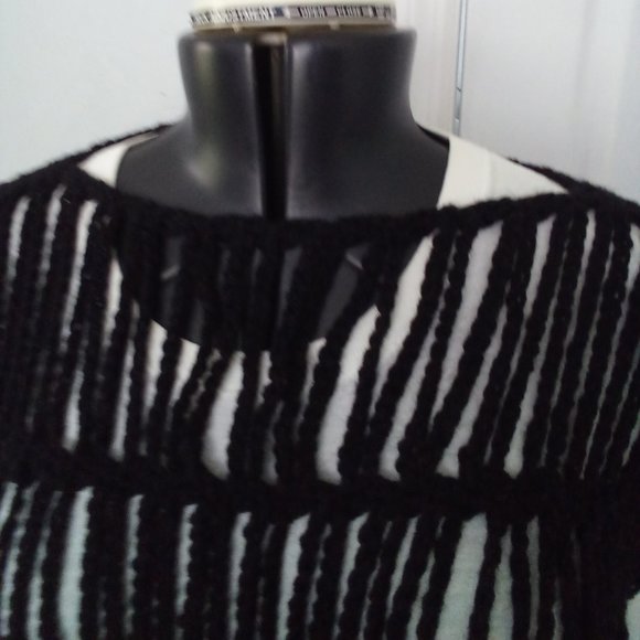 Handmade crochet drop stitch tunic, made with red heart yarn, size large, Black. - Picture 4 of 5